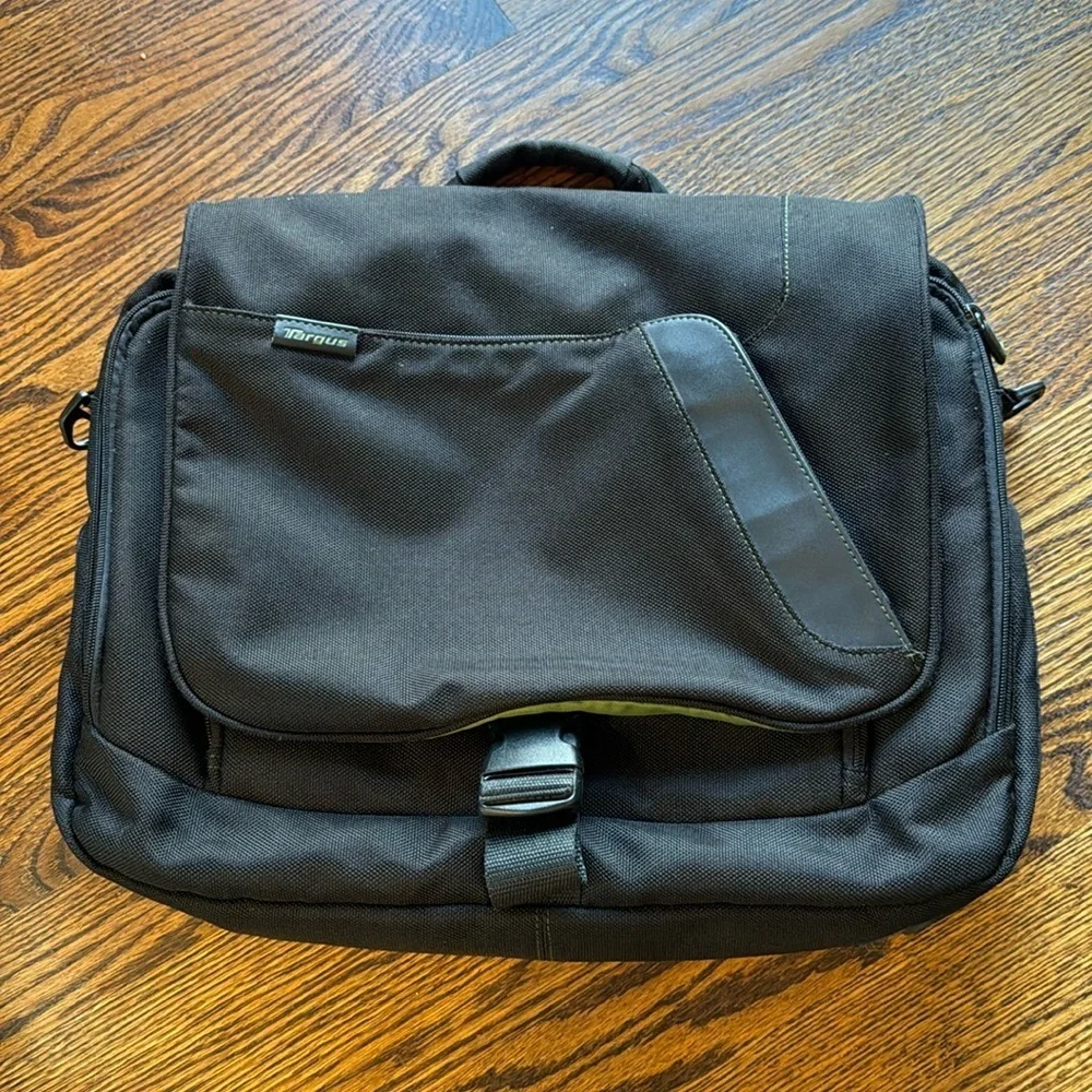 Targus black multi-zipper pockets padded laptop messenger bag.